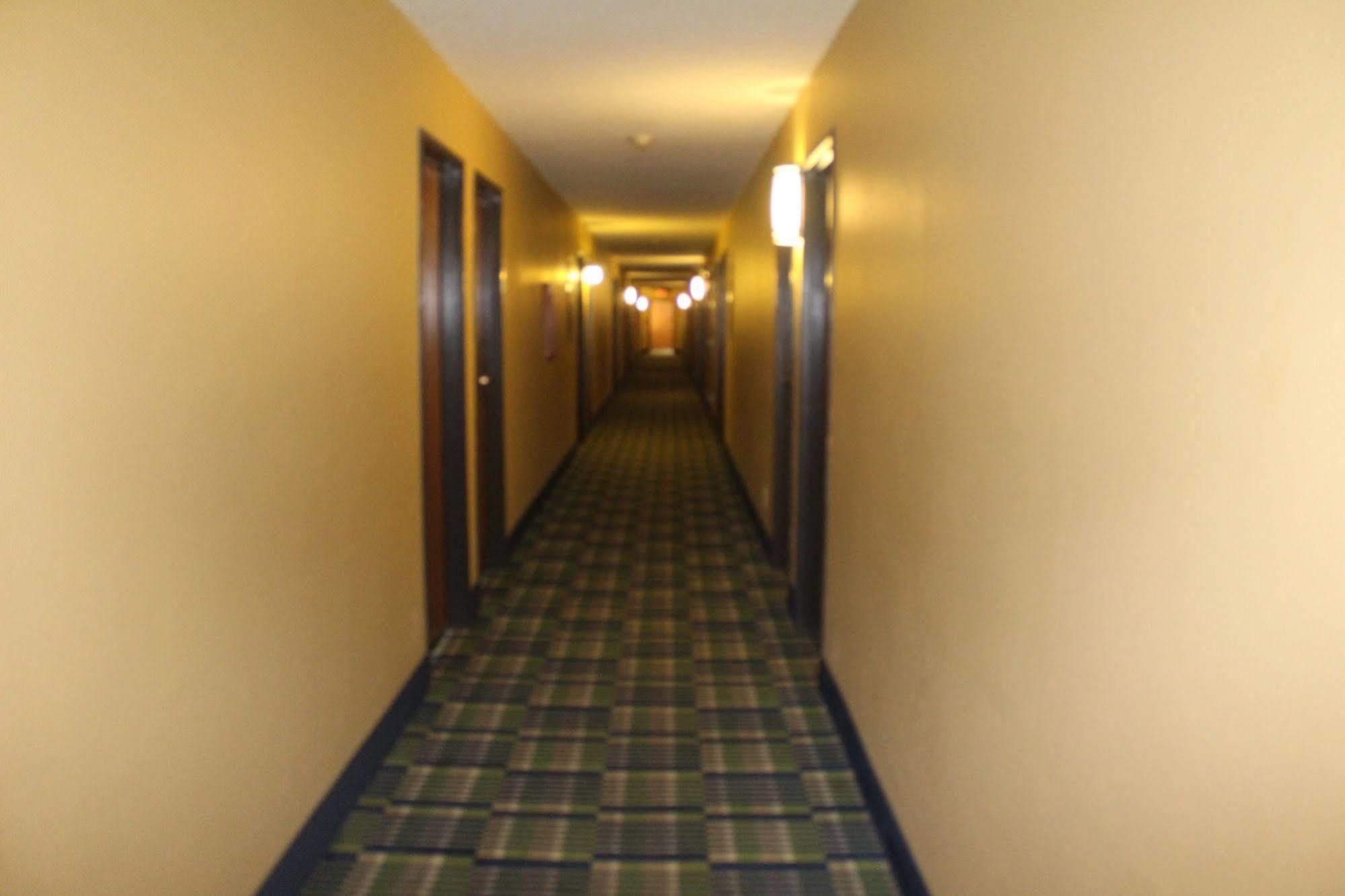 Super 8 By Wyndham Michigan City Bagian luar foto